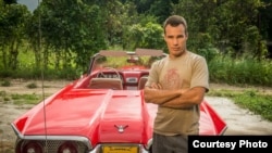 Carlos, uno de los personajes del documental en un Thunderbird 56.