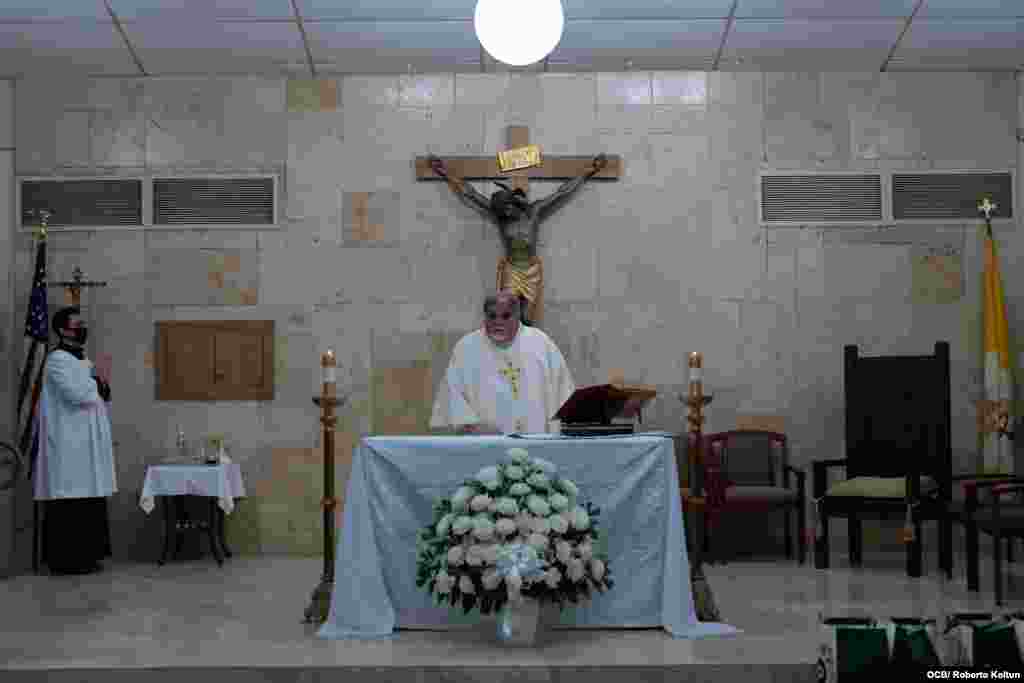 El padre José Espino oficiando la misa en la Iglesia San Lázaro, de Hialeah. 
