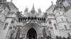 Periodistas apostados frente al Tribunal Superior de Londres. (Foto AP/Kirsty Wigglesworth, archivo)