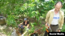 El biólogo encarcelado Ariel Ruiz Urquiola en su finca del valle de Viñales (Lia Villares)