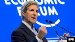 El secretario de Estado estadounidense, John Kerry, interviene en una mesa redonda (22 de enero, 2016).