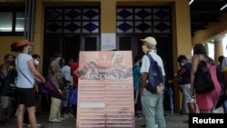 Habaneros hacen cola para comprar pan. REUTERS/Alexandre Meneghini