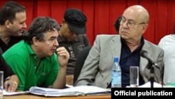 Julián González Toledo (izq.), entonces viceministro de Cultura y Miguel Barnet presidente de la UNEAC.