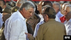 Raúl Castro (d), conversa con el primer vicepresidente, Miguel Diaz-Canel. (Foto: Archivo)