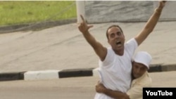 La cantante y compositora Madonna (2-i) llega hoy, martes 16 de agosto del 2016, al restaurante "La Guarida" en La Habana (Cuba). Madonna, que hoy cumple 58 años, celebró el día con un paseo por las pintorescas calles del lugar, que también recorrió a bo