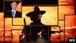 El actor y director estadounidense Clint Eastwood, apoyó a Mitt Romney en la convención republicana de 2012 .