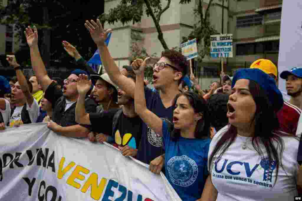 Un grupo de jóvenes participan hoy, jueves 1 de septiembre de 2016, en una manifestación denominada "Toma de Caracas".