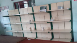 "Ni al menos una aspirina existe en una farmacia" "Ni al menos una aspirina existe en una farmacia"