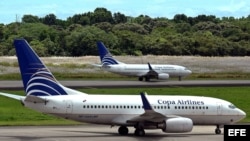 Dos aeronaves de la aerolinea panameña Copa Airlines en la pista del aeropuerto Internacional de Tocumen, en la capital panameña.