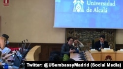 El dramaturgo y activista, Yunior García, explica la represión del régimen cubano en un panel de la Universidad de Alcalá, en Madrid.