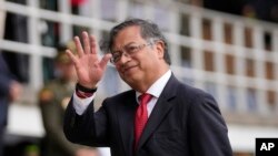 El presidente de Colombia, Gustavo Petro, saluda a los periodistas durante la ceremonia de juramentación de su nuevo jefe de policía, en Bogotá. (AP/Fernando Vergara)
