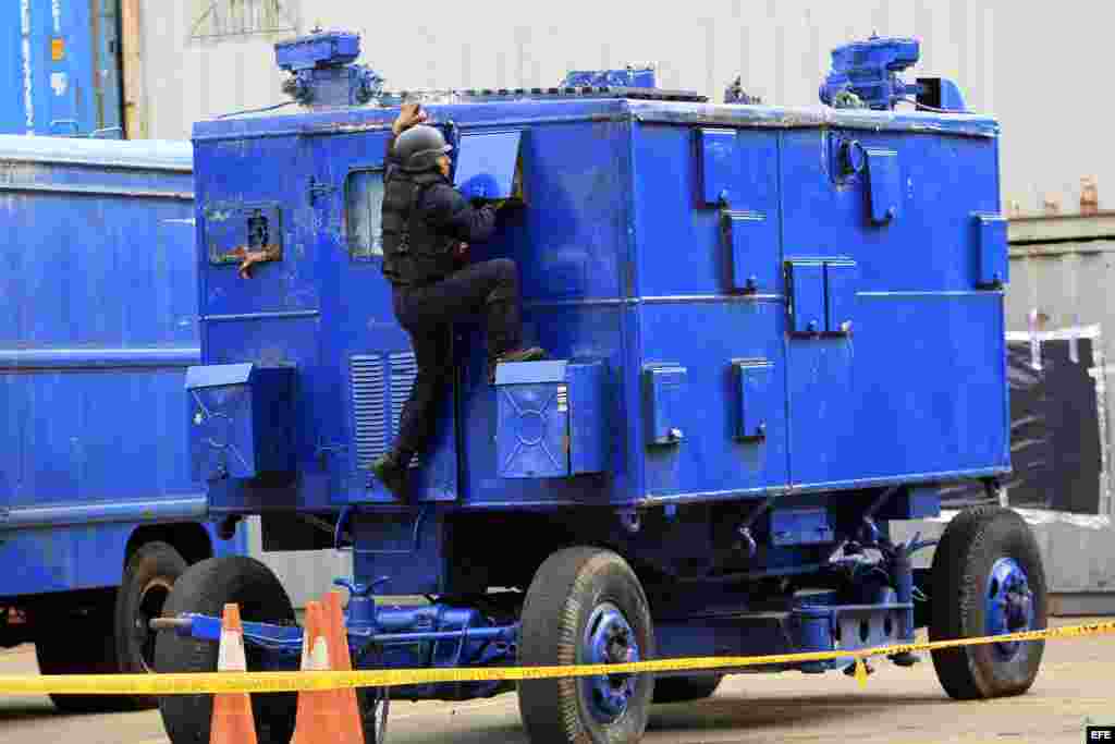 Un grupo de vehículos de uso militar para el lanzamiento de misiles fue presentado por las autoridades panameñas hoy, jueves 1 de agosto de 2013, en el puerto de Manzanillo en la caribeña ciudad de Colón, donde también hallaron explosivos y municiones en