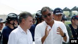 El presidente ecuatoriano Rafael Correa conversa con su homólogo colombiano Juan Manuel Santos.