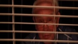 Lorenzo García Vega lee un texto en su casa de Miami Lorenzo García Vega lee un texto en su casa de Miami