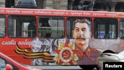 Archivo - Un autobús con el retrato de Stalin en San Petersburgo.