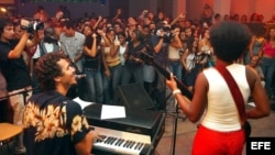 ARCHIVO. Robertico Carcassés al piano con "Interactivo".