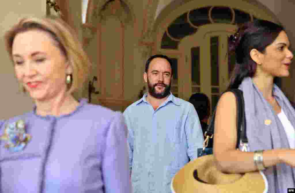 El músico sudafricano nacionalizado estadounidense Dave Mattews (c), camina junto a otros miembros del Comité Estadounidense Presidencial para las Artes y Humanidades tras el acto de clausura de la visita realizada a la isla por el Comité hoy, jueves 21
