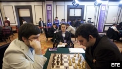 Vugar Gashimov (i) de Azerbaiyán y Leinier Domínguez (d) de Cuba.