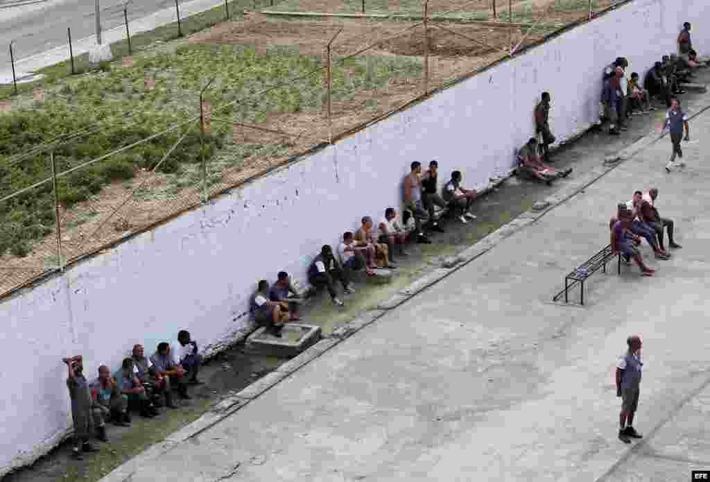 Vista de dos edificios de la prisión Combinado del Este, en La Habana, Cuba.