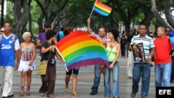 Archivo - Grupo de activistas independientes cubanos celebra una marcha por el Día del Orgullo Gay el 28 de junio del 2011, en La Habana.