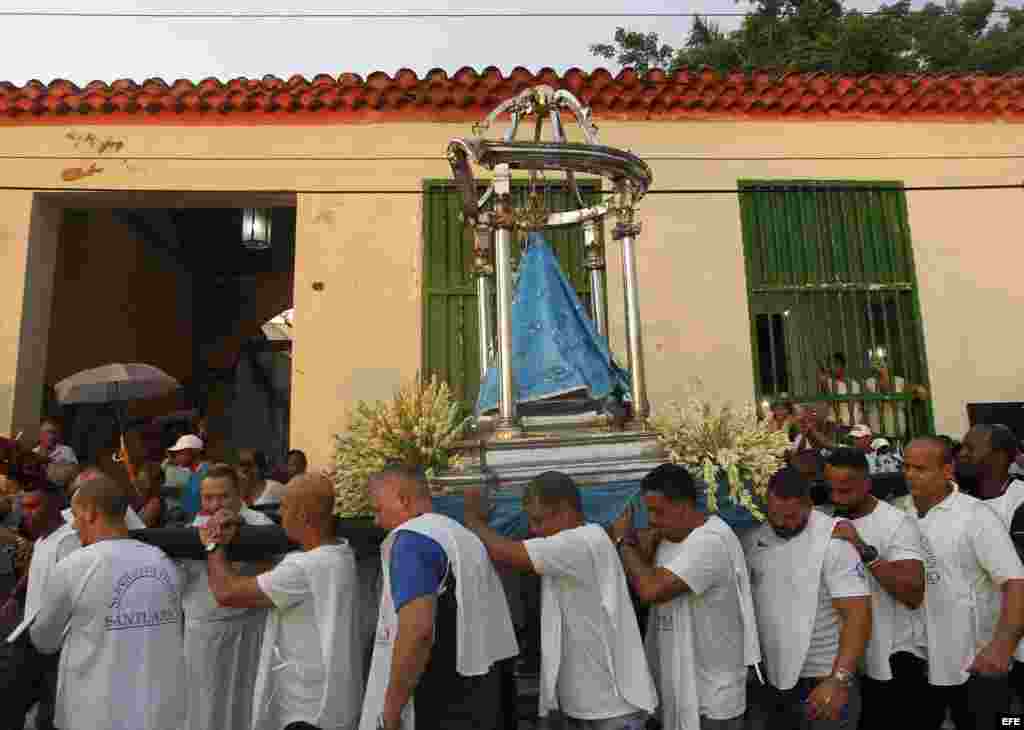 Habitantes del pueblo de Regla observan desde un balcón la procesión de la Virgen de Regla, patrona del pueblo habanero que lleva su nombre hoy, viernes 7 de septiembre del 2018, frente a la bahía de La Habana.