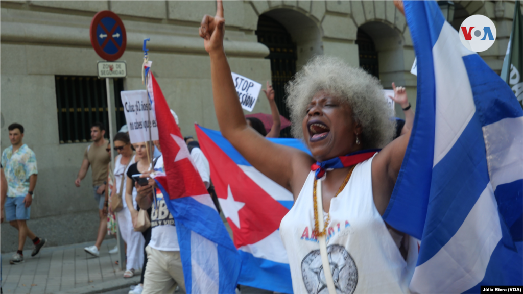 Yaumara Oviedo, originaria de La Habana y residente en Madrid desde hace 20 años, dice que vive la conmemoración del 11J "esperanzada" y "con ganas de que suceda algo en Cuba".
