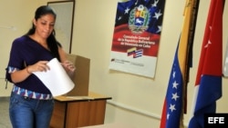 Joven venezolana en Cuba ejerce su derecho al voto en la sede del consulado de su país en La Habana (Cuba)