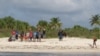 Migrantes cubanos esperan rescate de guardacostas en Cayo Sal, Bahamas