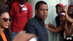 Foto de archivo. La cantante estadounidense Beyoncé (c) y su esposo, el rapero Jay-Z (i) salen el 4 de abril de 2013, del Hotel Saratoga en La Habana (Cuba), donde se hospedaron para celebrar los cinco años de su matrimonio.