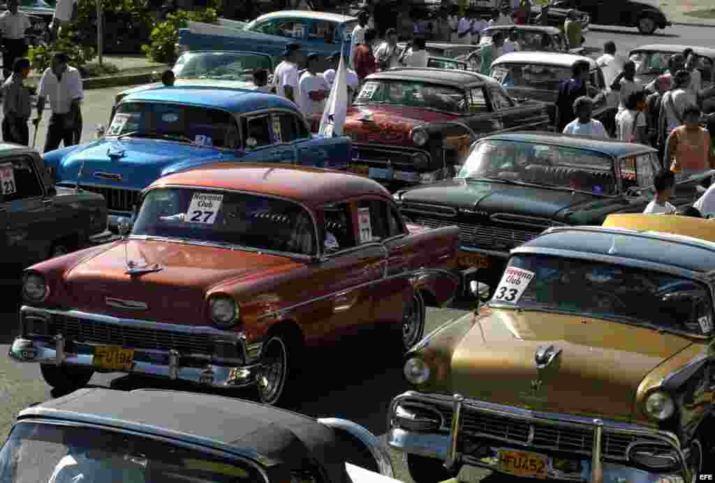 Autos clásicos esperan su turno para el "Primer rally de la escudería Club del automóvil de La Habana".