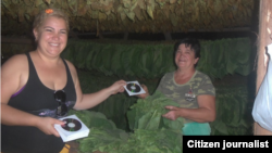 Reporta Cuba activista de FLAMUR entrega DVDs con información variada a una campesina