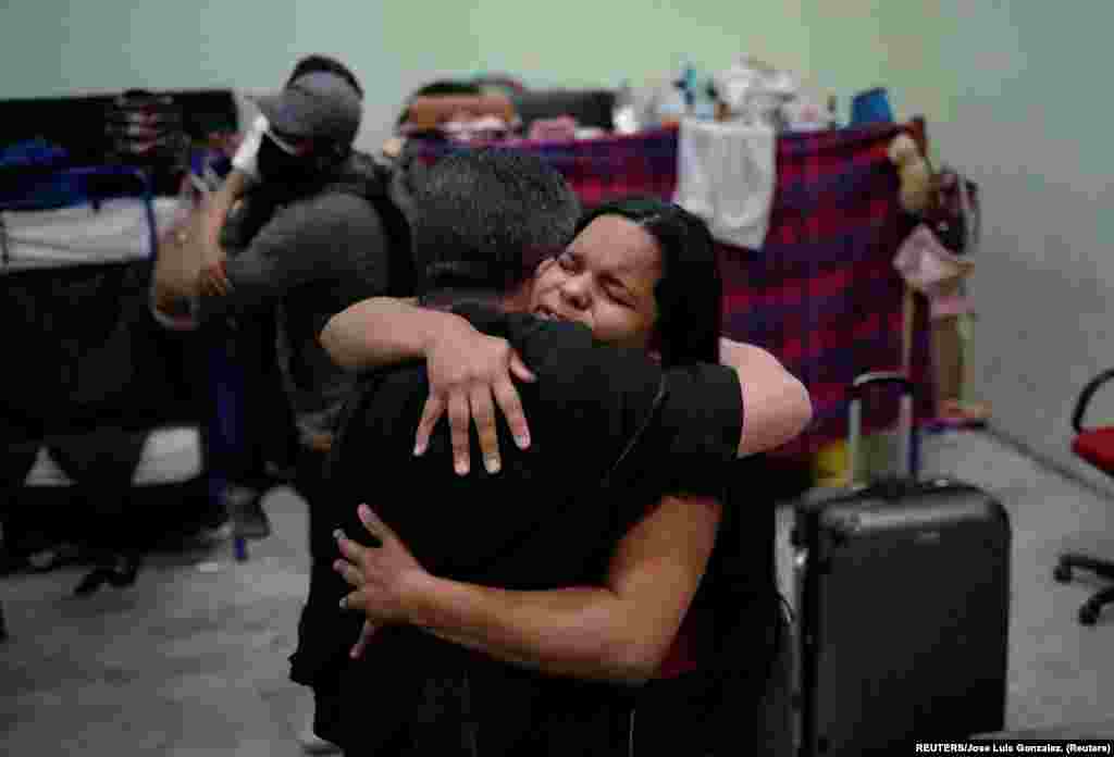 Pedro Luis Ruiz, migrante cubano bajo el Programa de Protección de Migrantes (MPP) por sus siglas en inglés, le dice adiós con un abrazo a una amiga migrante también del refugio "El Buen Samaritano" antes de ser transferido hacia Estados Unidos desde Ciudad Juárez para poder continuar sus trámites de asilo. Foto: tomada el 11 de marzo de 2021 por REUTERS/José Luis González.