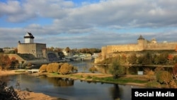 Río Narva, frontera natural entre la ciudad de Narva en Estonia y la rusa de Ivangorod.