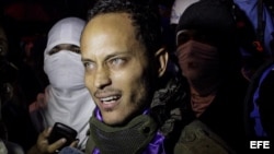 En el video, Oscar Pérez aparece portando un arma larga dentro de un supuesto destacamento militar.