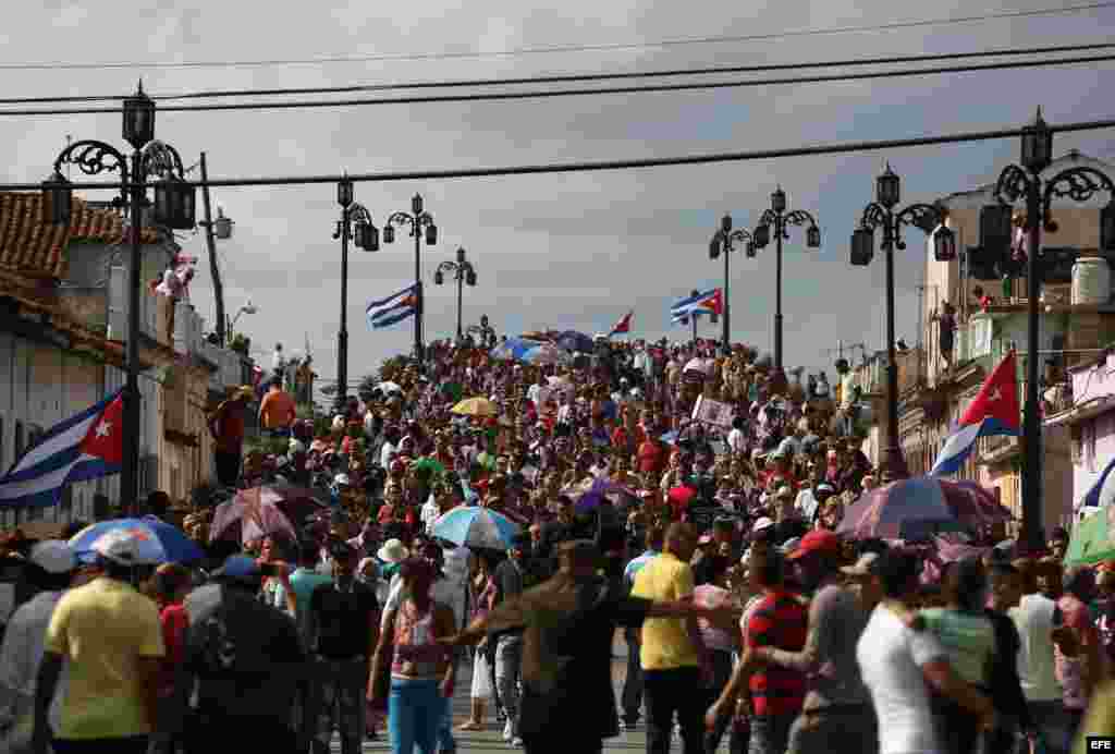 Cubanos se reúnen después del paso de la caravana con las cenizas del fallecido líder de la revolución cubana, Fidel Castro, hoy, jueves 1 de diciembre de 2016, en Santa Clara (Cuba).