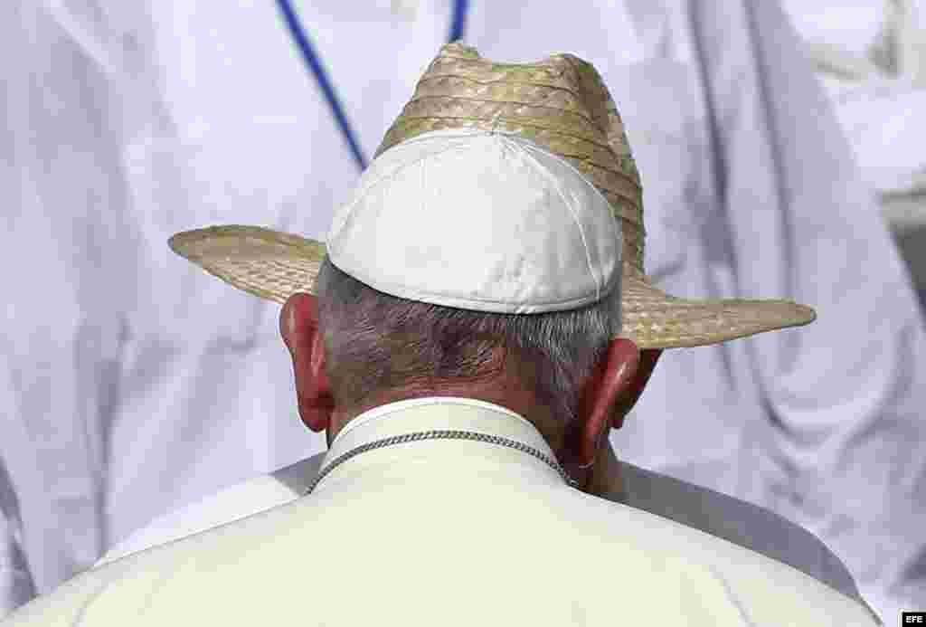 El papa Francisco saluda al presidente cubano Raúl Castro (i) hoy, lunes 21 de septiembre de 2015, durante una misa en la Plaza de la Revolución Calixto García, en Holguín (Cuba).