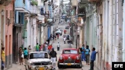 Varias personas transitan por una calle del barrio Centro Habana