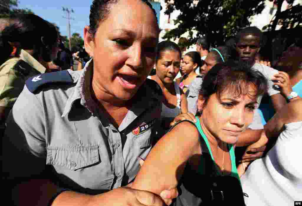 Las disidentes cubanas "Damas de Blanco" sufrieron un duro hostigamiento por parte de seguidores del Gobierno de la isla cuando intentaban congregarse en un concurrido punto de La Habana para iniciar una caminata por el "Día Internacional de los Derechos
