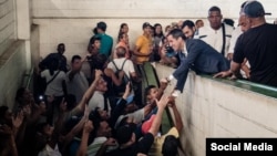 Juan Guaidó saluda este sábado 16 de marzo a simpatizantes en la ciudad de Valencia, Estado Carabobo.