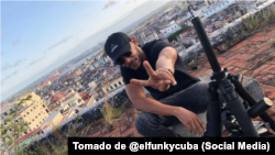 El Funky posa sobre una azotea de La Habana.