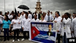 Decenas de médicos cubanos protestan hoy, sábado 22 de agosto de 2015, en la Plaza de Banderas al sur de Bogotá (Colombia). Alrededor de medio centenar de cubanos que desertaron de las misiones médicas de Venezuela se concentraron para denunciar "el limb