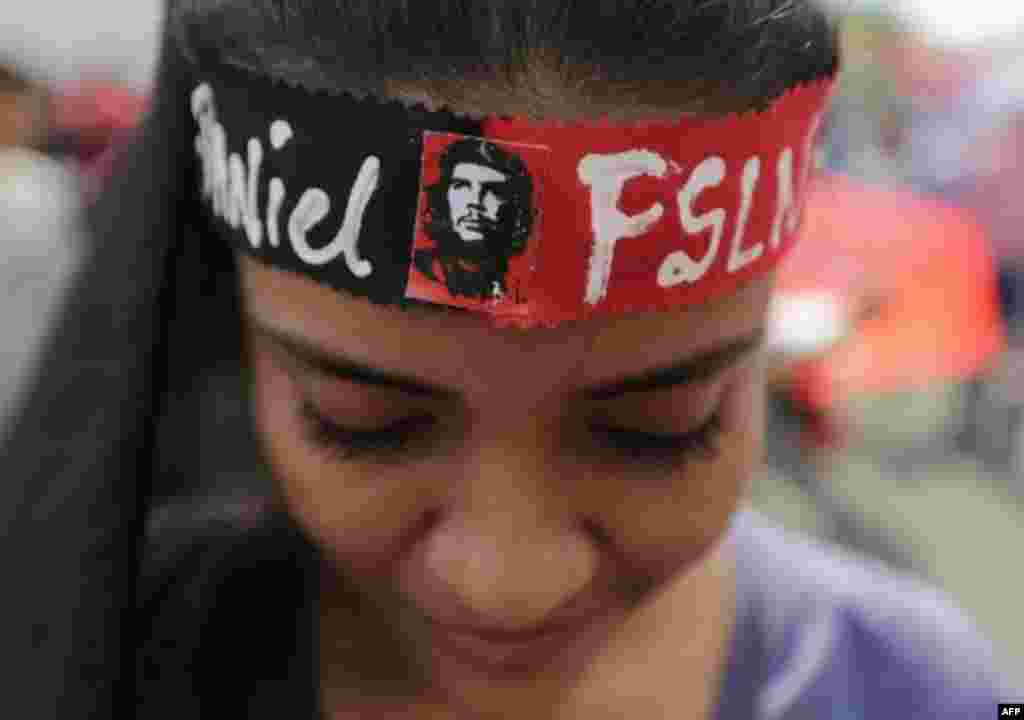 Simpatizante de Daniel Ortega con la imágen de Ernesto Guevara en el pañuelo de cabeza.