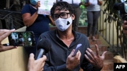 El dramaturgo cubano Yunior García Aguilera habla con la prensa internacional frente a la sede de la Asamblea Municipal en la Habana Vieja, el 12 de octubre. (YAMIL LAGE / AFP)