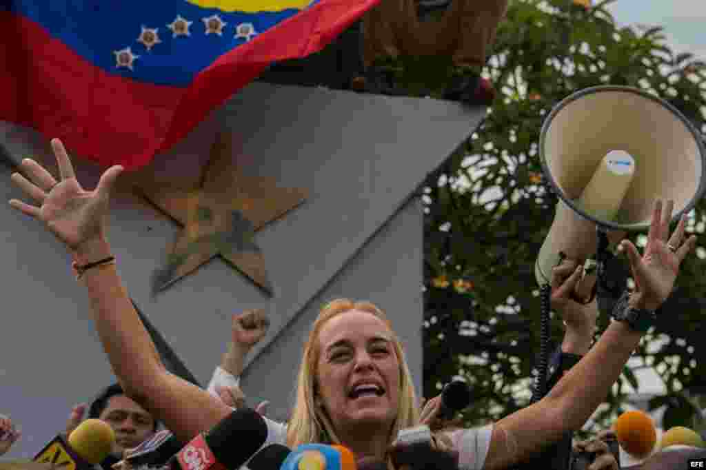 Durante el evento, Tintori aseguró que tras la lectura de la sentencia, llevaron a López a la cárcel, a "un calabozo de dos por dos, sin luz y con todas sus pertenencias por el piso".