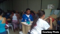 La Cruz Roja colombiana llega al albergue de cubanos en Turbo.