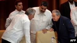 Nicolás Maduro flanqueado por Miguel Díaz-Canel y Raúl Castro.