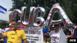 Manifestantes en Washington, DC, el 26 de julio, exigiendo la libertad del pueblo de Cuba.
