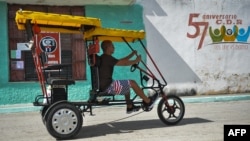 Un bicitaxista en Santa Clara.