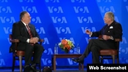El secretario de Estado de EEUU, Mike Pompeo, conversa con el director de la VOA, Robert Reilly.