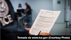 Fotografías de un formulario de detención de inmigración tomadas en un centro de detención de ICE.